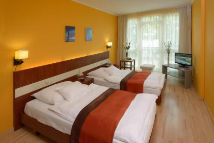 Holiday Beach Budapest Wellness Hotel with Sauna Park - image 6