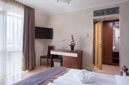 Holiday Beach Budapest Wellness Hotel with Sauna Park - image 8