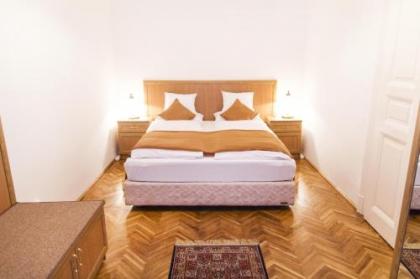 Authentic Budapest Apartment - image 3