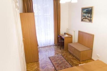 Authentic Budapest Apartment - image 4