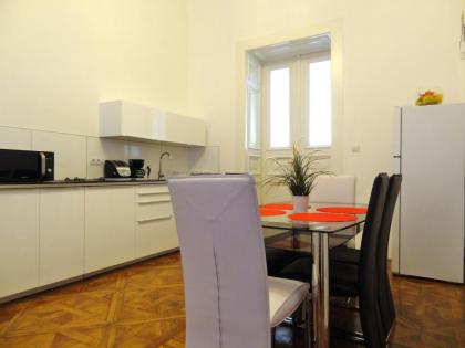 Erzsebet Boulevard Apartment - image 15