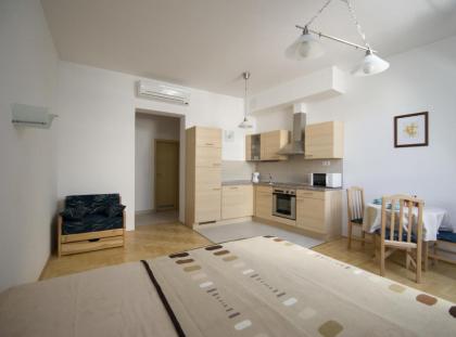 Gozsdu Spacious Apartment - image 4