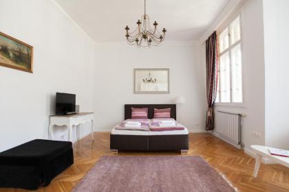 Chic & Charm Apartment - image 12