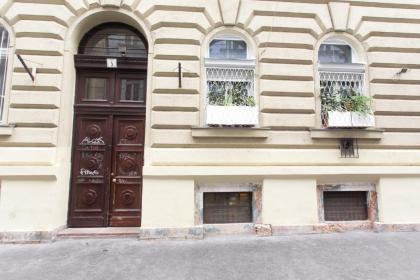 Home Apartment - image 11