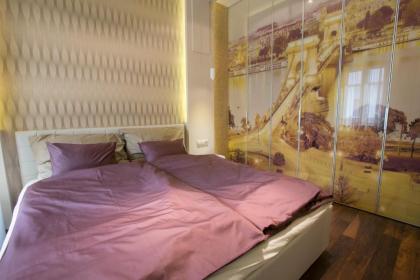 Chain Bridge Studio Apartment - image 17