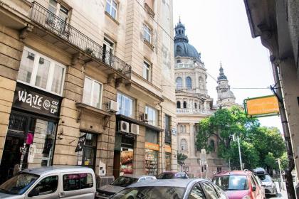 Helena apartment with view on St. Stephan's Basilica - image 6