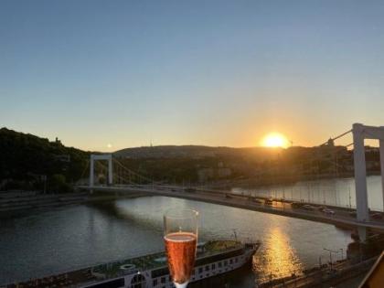 Riverside flat with King Castle view - image 2