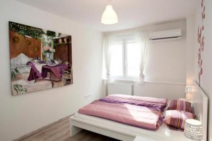 Ilona 2 bedrooms apartment in the center - image 9