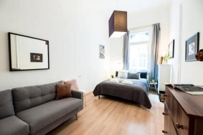 Cosy and central apartment with 4 bedrooms and A/C - image 20