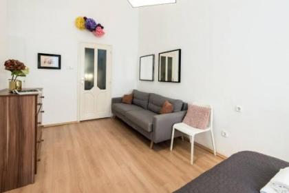 Cosy and central apartment with 4 bedrooms and A/C - image 8